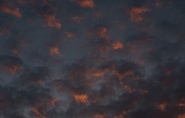 Nubes anaranjadas del atardecer