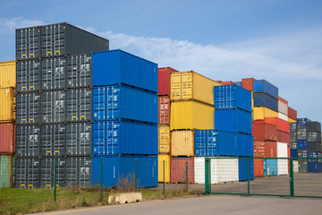 Viele farbige Container auf einem Stapel