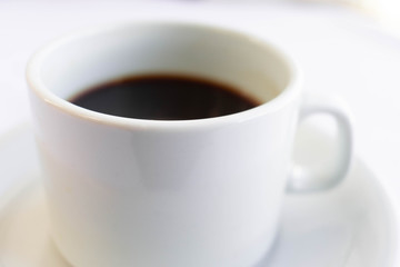 taza de café con plato sobre fondo blanco