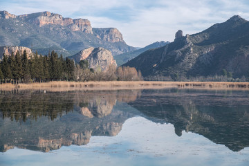 Pantano de Sant llorenç de Montgai con las montañas reflejadas en el (Cataluña, España). 