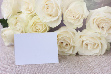 Obraz na płótnie Canvas bouquet of white roses and a blank card