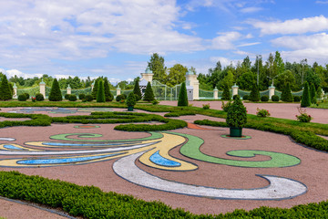 Obraz premium The beautiful garden of Oranienbaum Palace on a sunny day, Oranienbaum, Russia