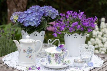 Tischdekoration mit vintage Porzellan und Sommerblumen in Lila