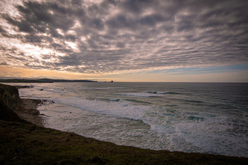 Vista de un cielo impresionante sobre la costa