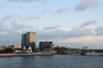 Fototapeta premium Östliches Rheinufer in Köln-Deutz