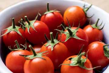 Tomates cherry sanos y frescos