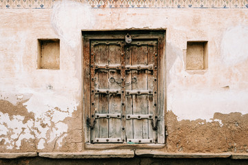 Porte en bois massive sur mur en terre battu