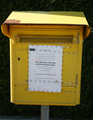 Boite aux lettres jaune des postes française condamnée dû à a pandémie de coronavirus et au confinement