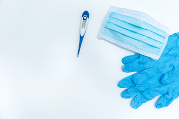 Material sanitario, guantes, mascarilla y termómetro