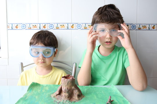 ni&ntilde;os con gafas de protecci&oacute;n preparados para realizar un experimento casero, un volc&aacute;n de lava