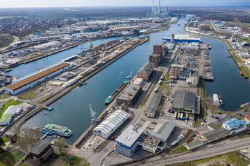 Fototapeta na wymiar Luftbild, der Rheinhafen bei Karlsruhe mit mit den Becken