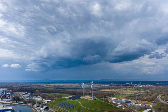Luftbildaufnahme, der Energieberg am Rheinhafen bei Karlsruhe. Ein Sturm rückt näher an die Windräder.