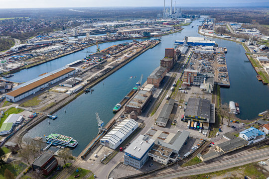 Luftbild, der Rheinhafen bei Karlsruhe mit mit den Becken