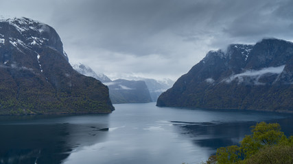 Fototapeta na wymiar Widok na Aurlandsfjord z punktu widokowego Stegastein