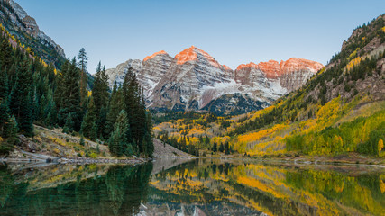 Fototapeta premium Landscape photo of Maroon bell at Colorado. in Aspen Colorado autumn season.