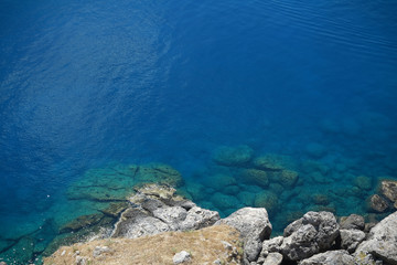 Vista dalla costa del profondo mare blu 