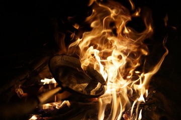Pfanne mit heißem Fett am Lagerfeuer