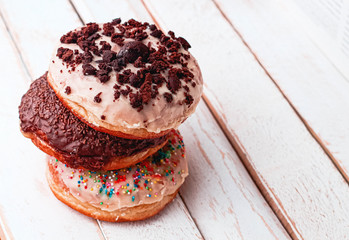 Donas de Chocolate en mesa vintage