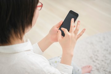 スマホを使う女性