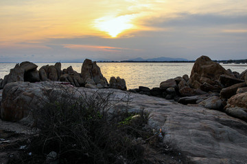 Fototapeta na wymiar seascape with horizon line and rocks tonight