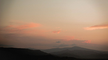 atardecer entre montañas 
