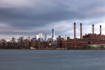 Obraz premium View on Downtown Manhattan from East river during sunrise with long exposure