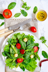 green spinach salad with tomatoes