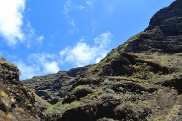 Fototapeta na wymiar Berge und blauer Himmel auf den Kanarischen Inseln, Spanien, La Palma, Barranco del Jurado