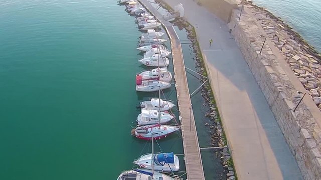 V&iacute;deo de Drone del Puerto de Pen&iacute;scola, un pueblecito en el mar Mediterr&aacute;neo. Espa&ntilde;a / Drone video of the Port of Pen&iacute;scola, a small town in the Mediterranean Sea. Spain 