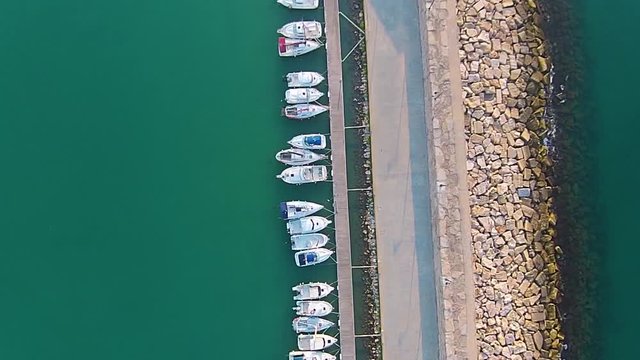 V&iacute;deo de Drone del Puerto de Pen&iacute;scola, un pueblecito en el mar Mediterr&aacute;neo. Espa&ntilde;a / Drone video of the Port of Pen&iacute;scola, a small town in the Mediterranean Sea. Spain 
