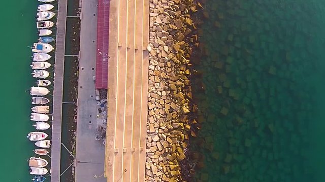 V&iacute;deo de Drone del Puerto de Pen&iacute;scola, un pueblecito en el mar Mediterr&aacute;neo. Espa&ntilde;a / Drone video of the Port of Pen&iacute;scola, a small town in the Mediterranean Sea. Spain 