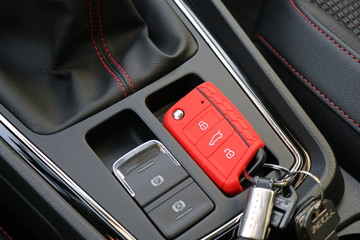 Fototapeta czerwony kluczyk samochodowy w kokpicie obraz