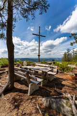 Die Käsplatte ist ein Berg im Bayerischen Wald mit Gipfelkreuz bei St. Englmar