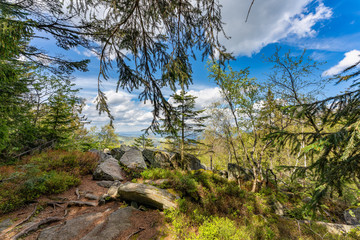 Obraz premium Die Käsplatte | Blockmeer ist ein Berg im Bayerischen Wald mit Gipfelkreuz bei St. Englmar
