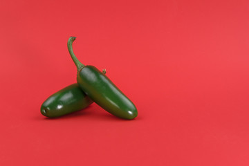 Fondo rojo con chilles verdes