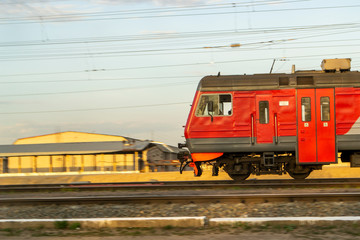 Obraz premium czerwony pociąg jedzie do stacji