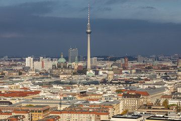 Blick vom Kollhoff-Tower auf den Berliner Fernsehturm, Berliner Dom, Rotes Rathaus und weiteren Sehenswürdigkeiten.