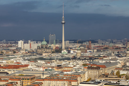 Blick vom Kollhoff-Tower auf den Berliner Fernsehturm, Berliner Dom, Rotes Rathaus und weiteren Sehensw&uuml;rdigkeiten.