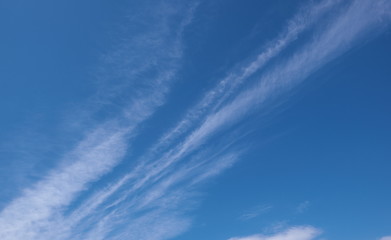 青空に数本の白い雲の筋
