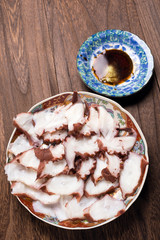 テーブルの上のタコの刺身