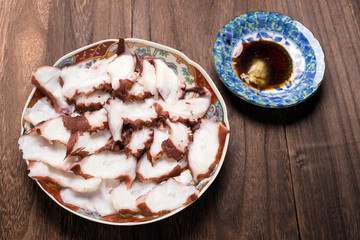 テーブルの上のタコの刺身