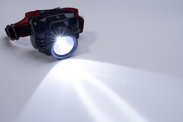 テーブルの上の点灯したヘッドライト © varts