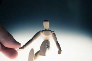 可愛い木製のデッサン人形と人間の手