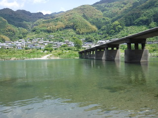 Fototapeta na wymiar 沈下橋　高知県　仁淀川 / Niyodo gawa river, in Kochi Pref.