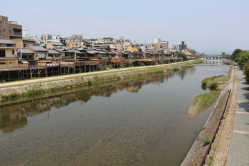 Fototapeta na wymiar kamogawa river and historical building in kyoto