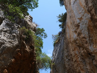 Klippen mit klarem Himmel