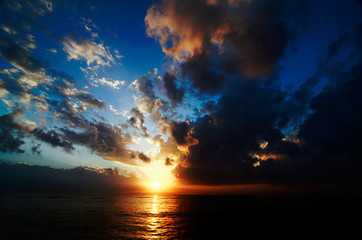 Fototapeta na wymiar sunrise over the Balinese sea
