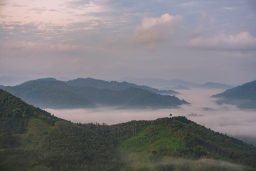 Obraz premium Scenery of mountains under mist in the morning in Thailand.