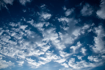 Obraz premium Blue sky with white and gray clouds