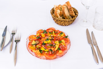 Tomato and pepper salad with bread